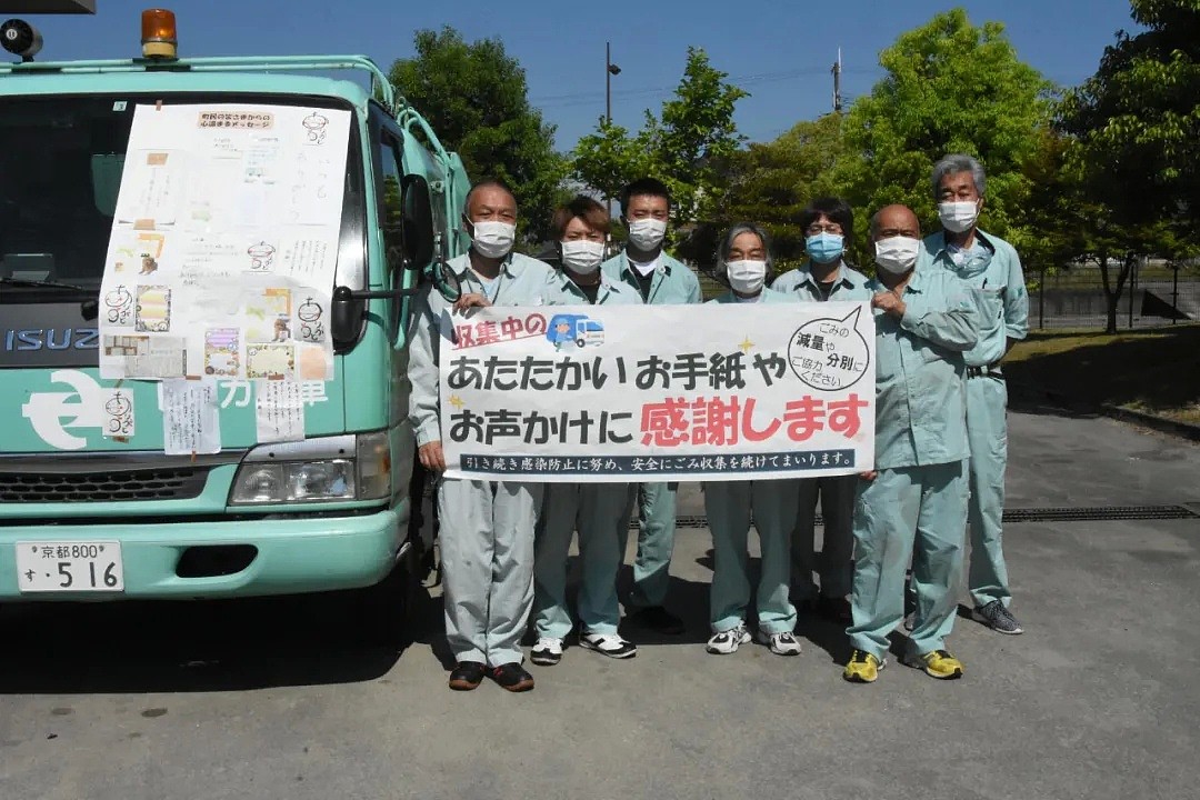 日本一群垃圾回收员的真实生活：清一色20多岁妹子、腕力惊人、开粉色樱花垃圾车…（组图） - 35