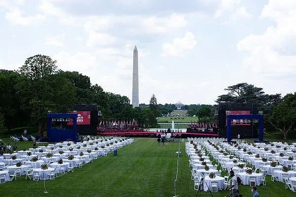 美国1日新增6万！特朗普儿子女友确诊，总统不戴口罩连办几场庆典，白宫称“要与病毒共存”（组图） - 13