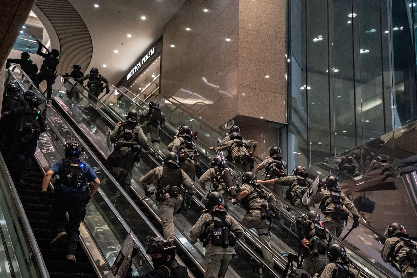 2020年7月1日，在一场反“港版国安法”示威活动中，香港防暴警察在一家购物中心扶梯上发射催泪弹。（Getty）
