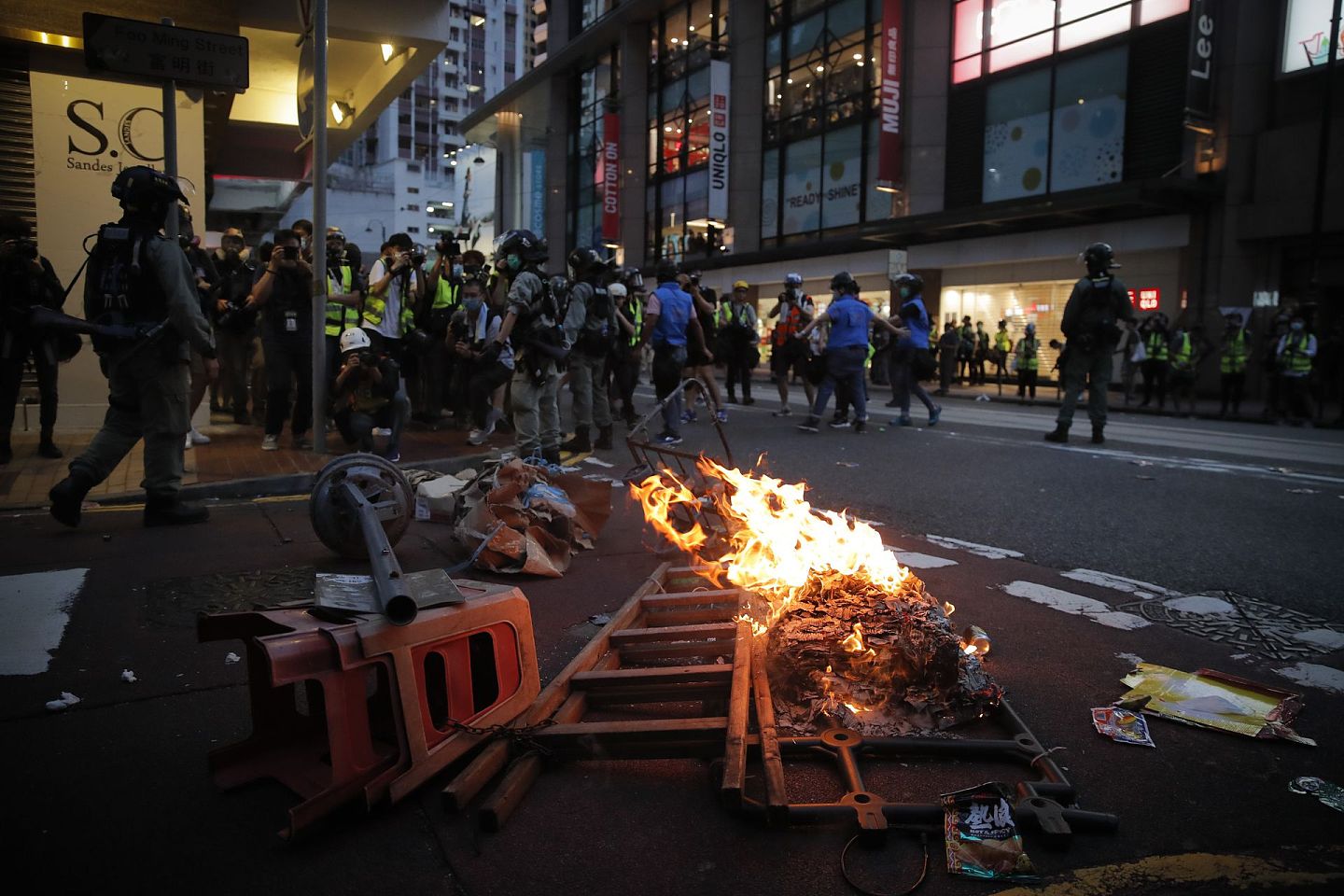 在一场反“港版国安法”示威活动中，抗议者放火阻塞交通。（AP）
