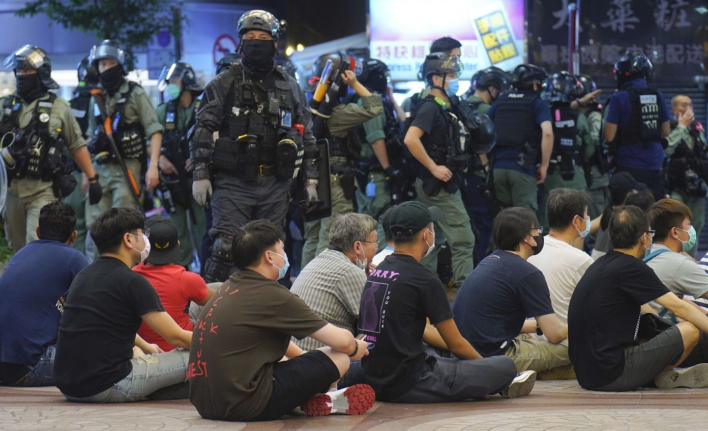在一场反“港版国安法”示威活动中，香港警方拘留大批民众。（AP）