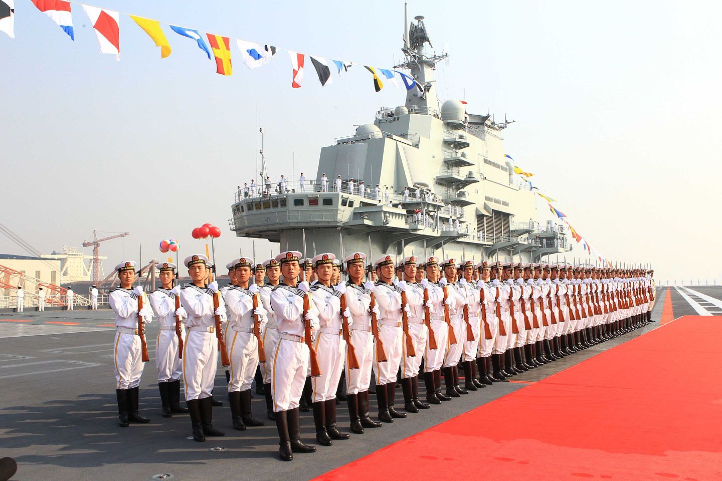 2012年9月25日，中国第一艘航空母舰正式交付海军。（VCG）