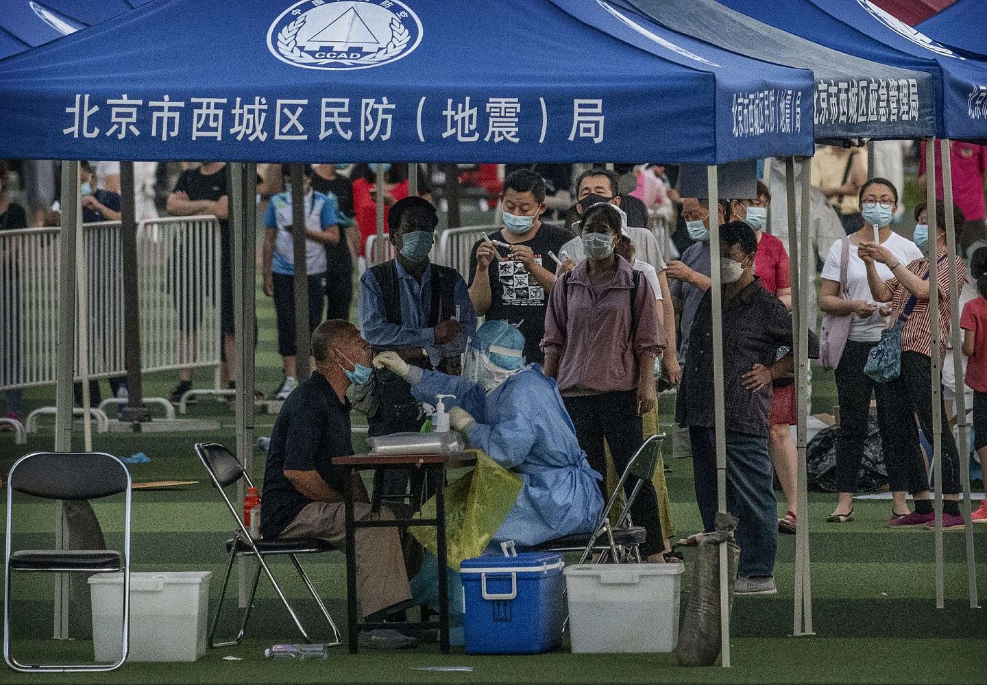 2020年6月15日，北京某户外运动中心，中国疫情防控人员对接触过新发地批发市场的人员进行COVID-19核酸检测。（Getty）