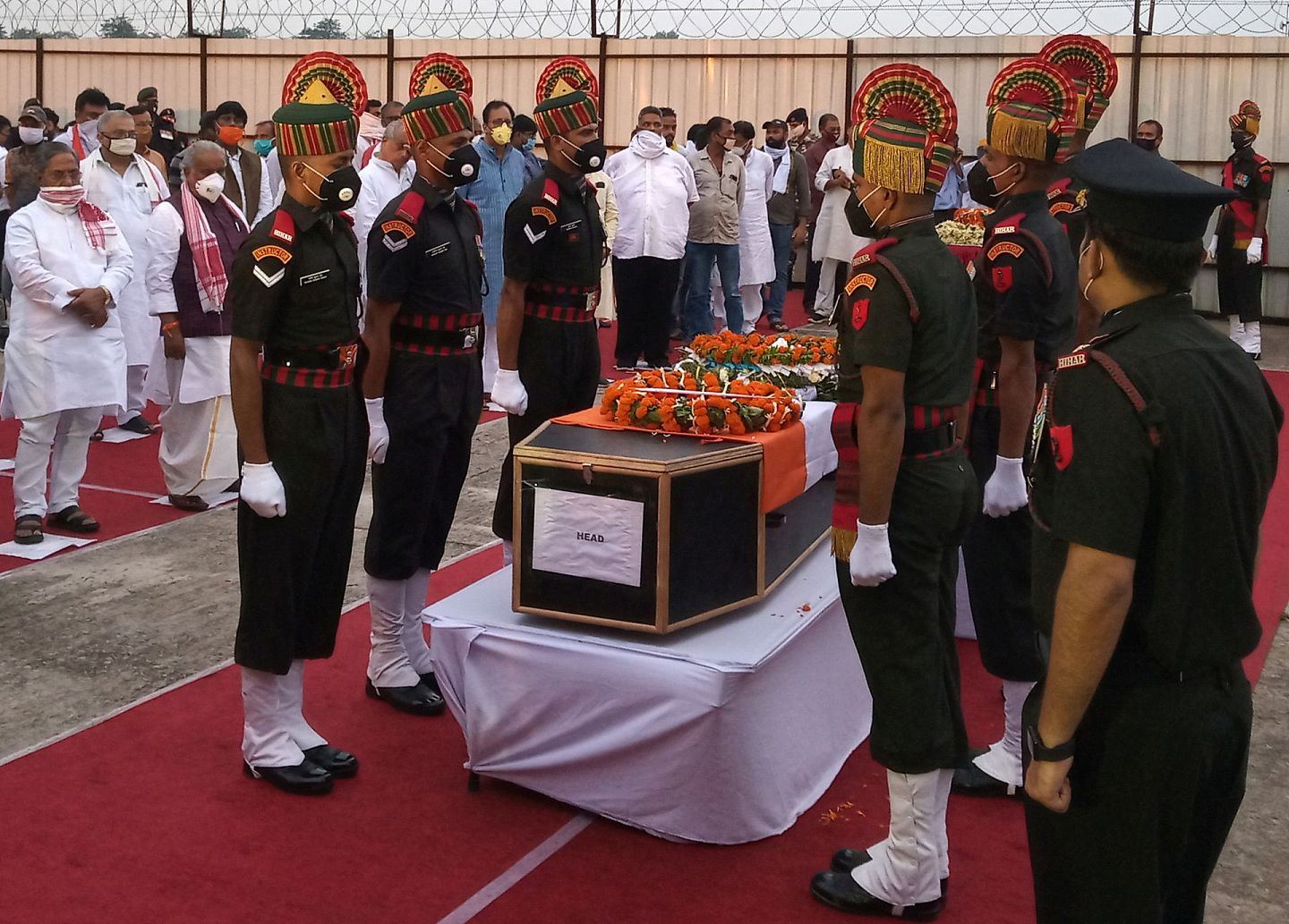 2020年6月17日，在印度巴特那举行的敬献花圈仪式上，部分在此前中印对峙中丧生的印军士兵开始下葬。（路透社）