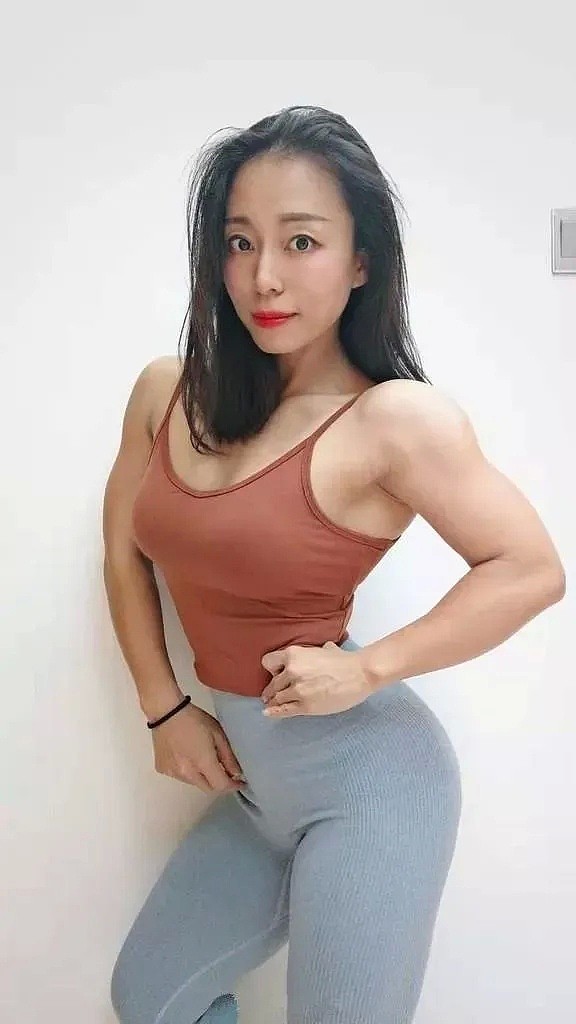 【美女】中国37岁语文老师的性感身材堪比健身模特，看到这身材，哪个老师敢抢课...（组图） - 10