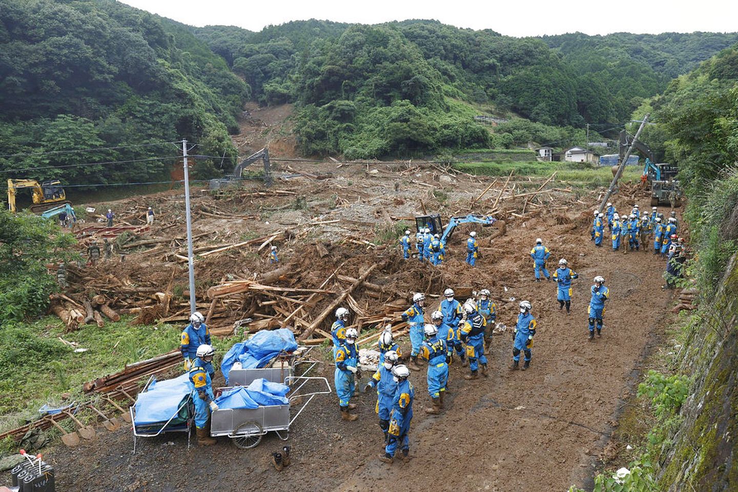 救援人员7月5日在熊本市一个小镇进行搜救工作。（AP）