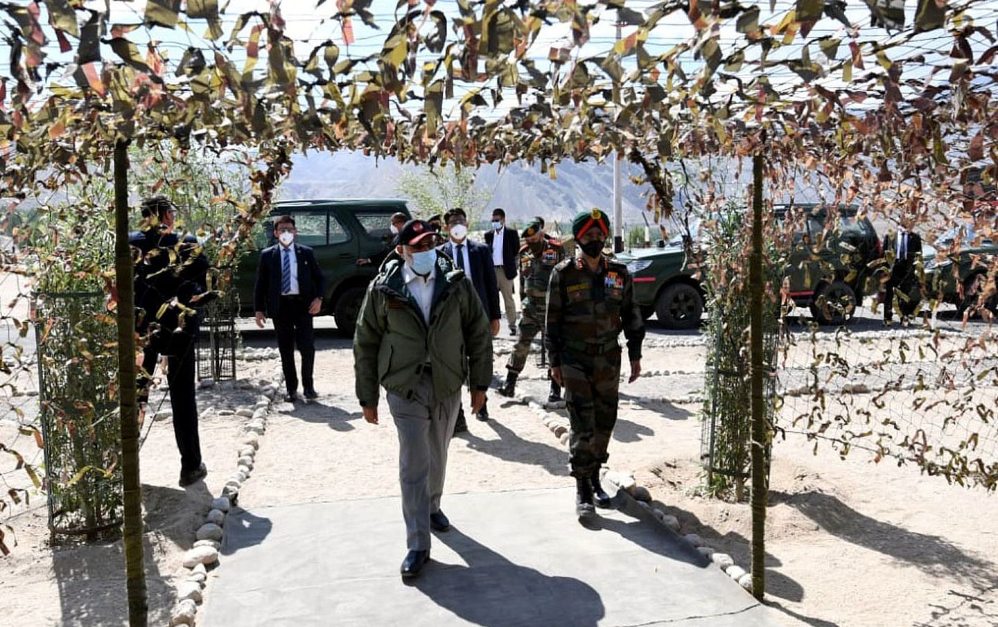 印度国防参谋长比平·拉瓦特（Bipin Rawat）和印度陆军参谋长纳拉万（Manoj Mukund Naravane）陪同访问。（Reuters）