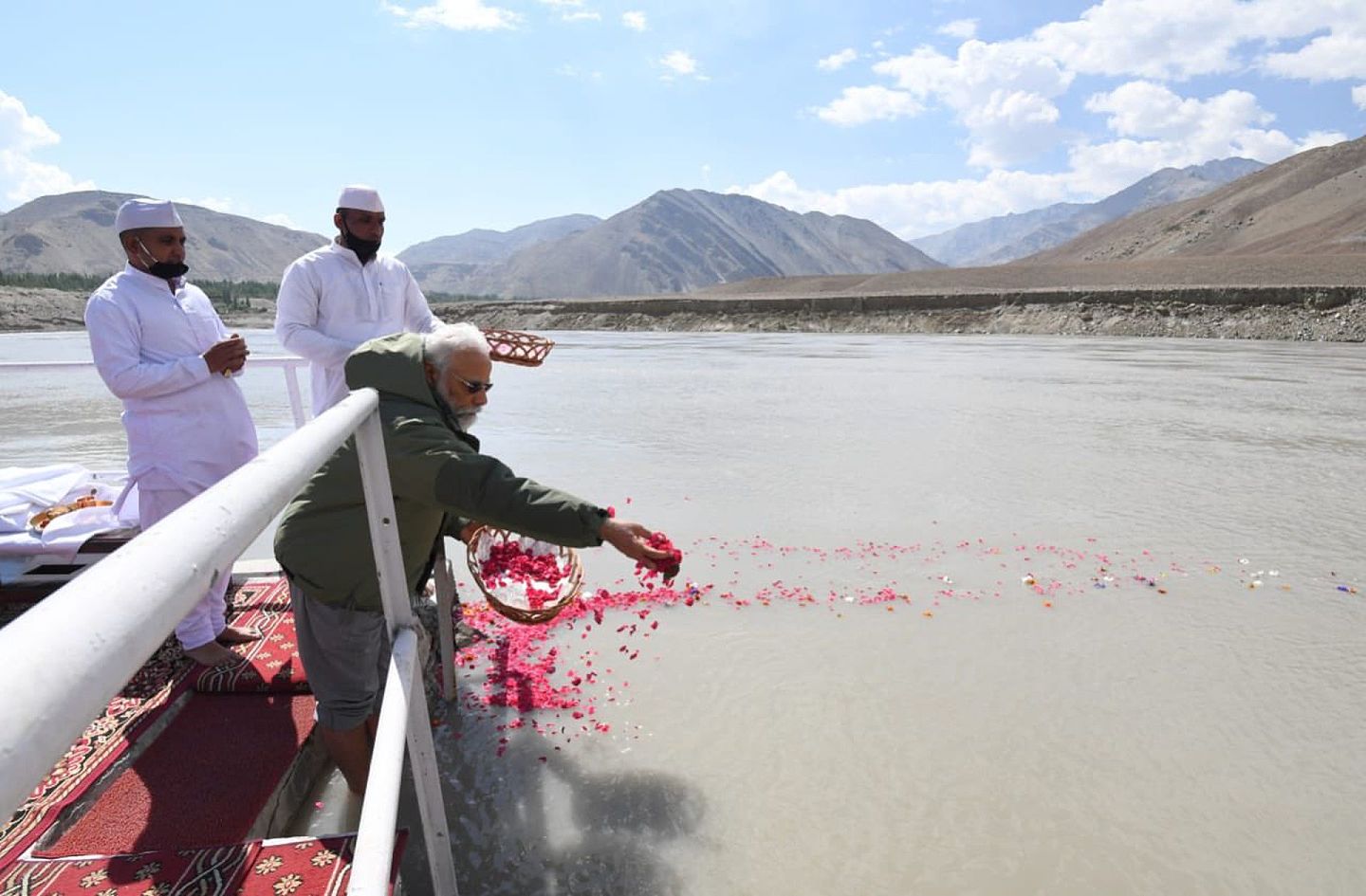 印度总理莫迪在拉达克地区一条河里洒玫瑰花，为死亡士兵举行传统祈祷仪式。（Twitter@Narendra Modi）