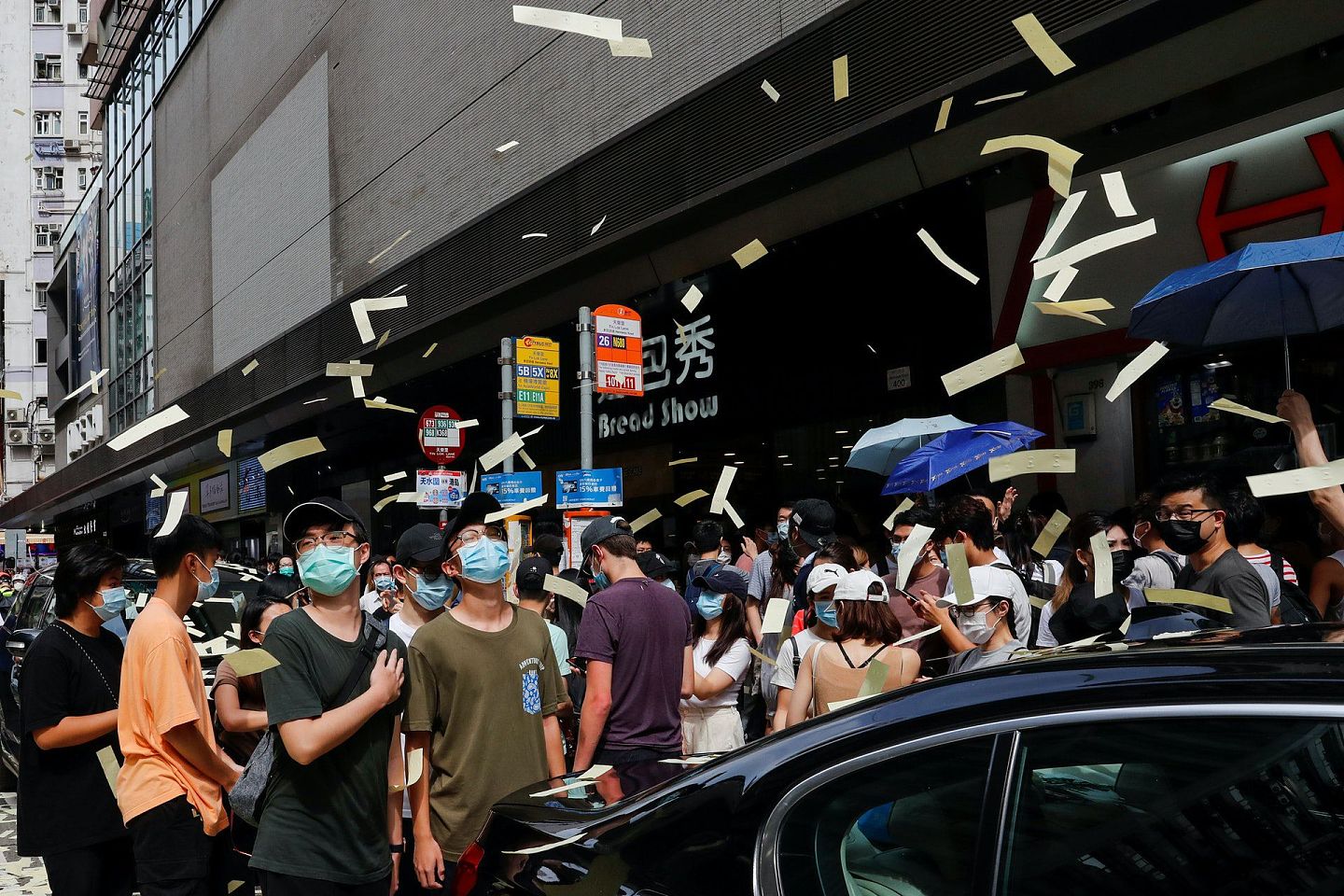港版国安法在香港刊宪生效后引发部分人士上街反对，其中有人以身试法。（Reuters）