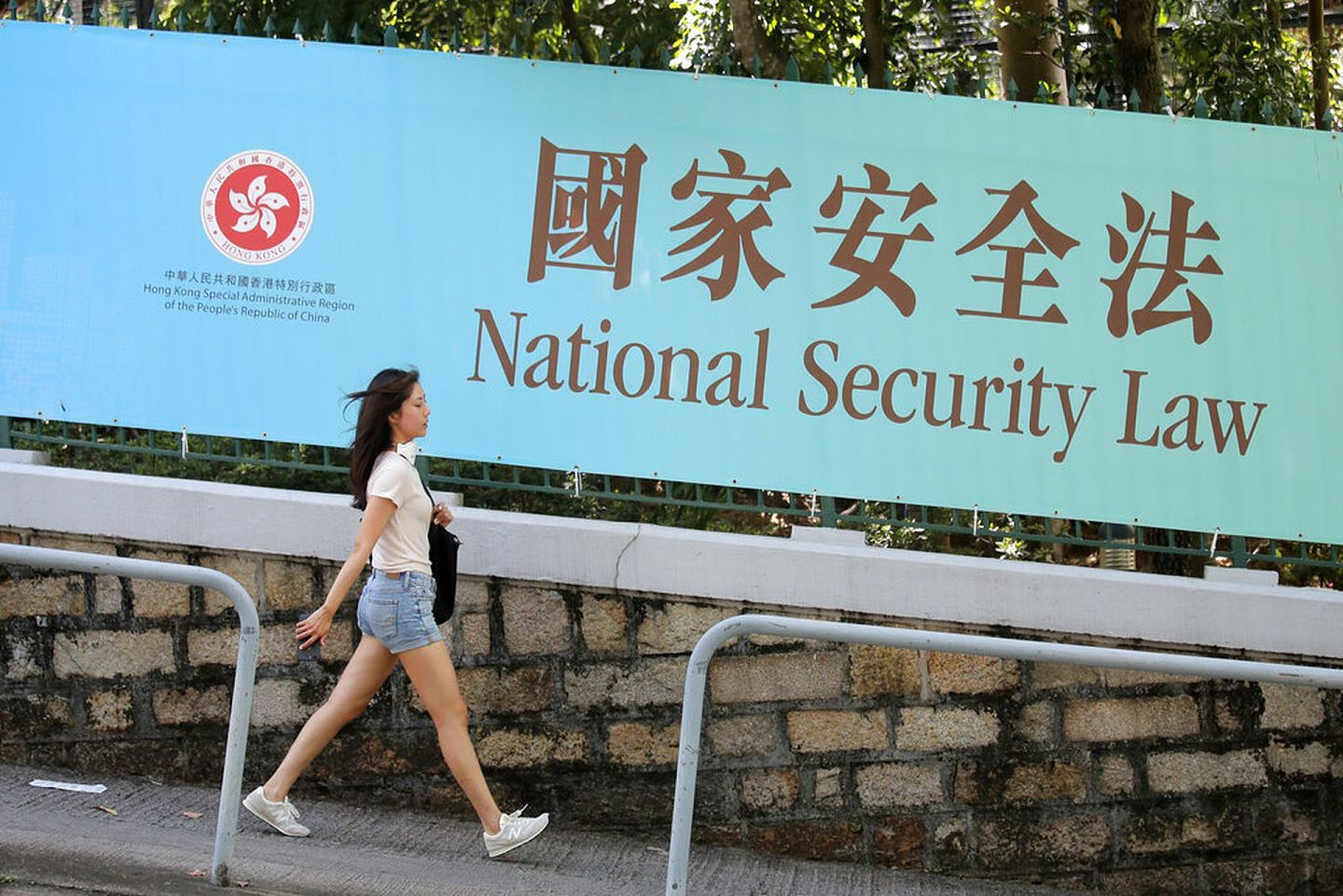港版国安法通过后引发各界反应，北京与港府反复强调不参与危害国安的香港普通市民无需担忧。（AP）