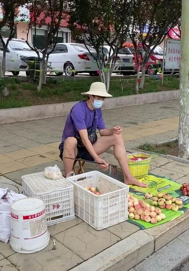 太心酸！跳高名将张国伟改行外卖员？冒大雨蹲墙角就餐太落魄