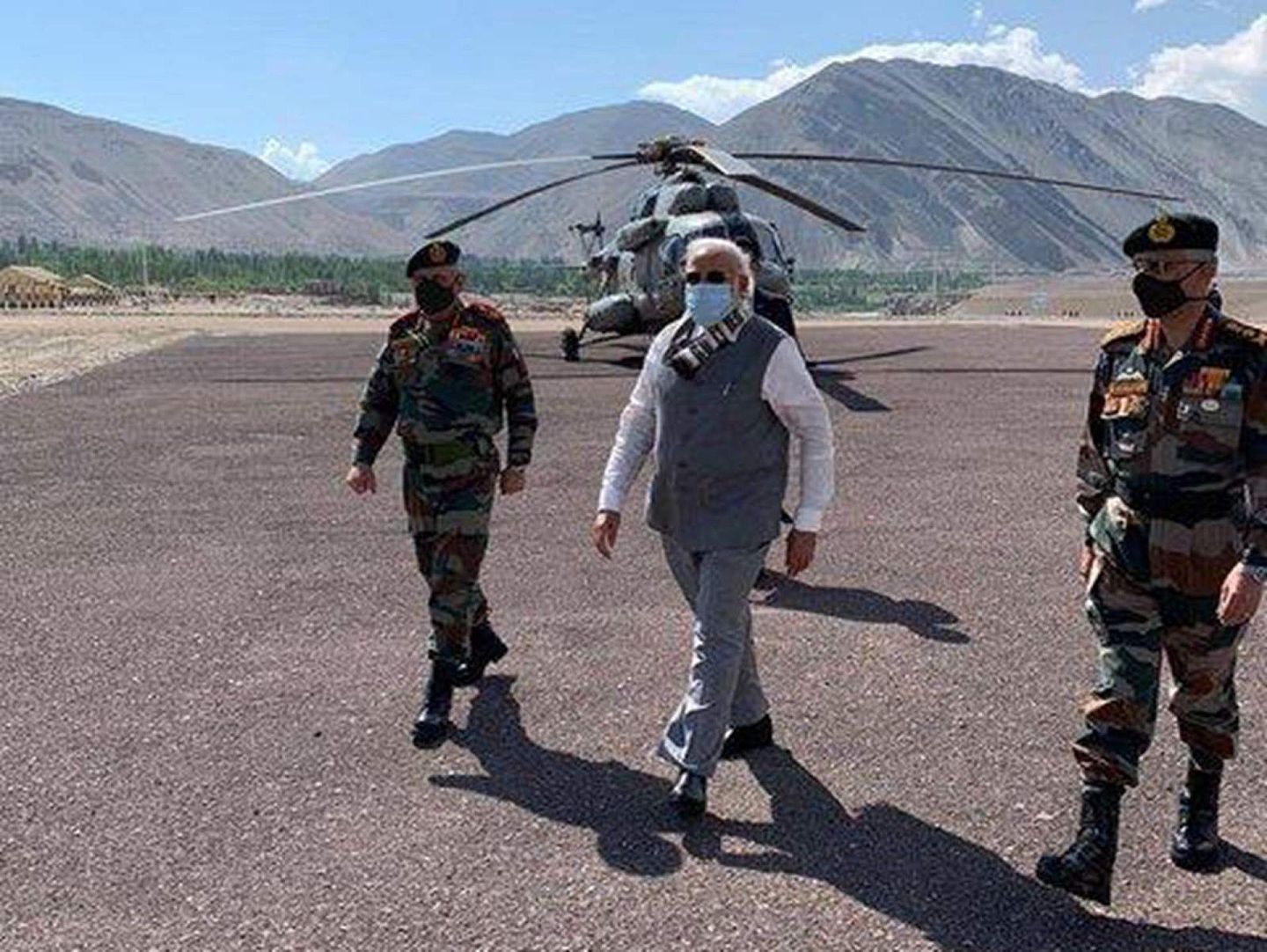 中印边境局势紧张，印度总理莫迪7月3日突然现身对峙前线拉达克。（Twitter@Shiv Aroor）