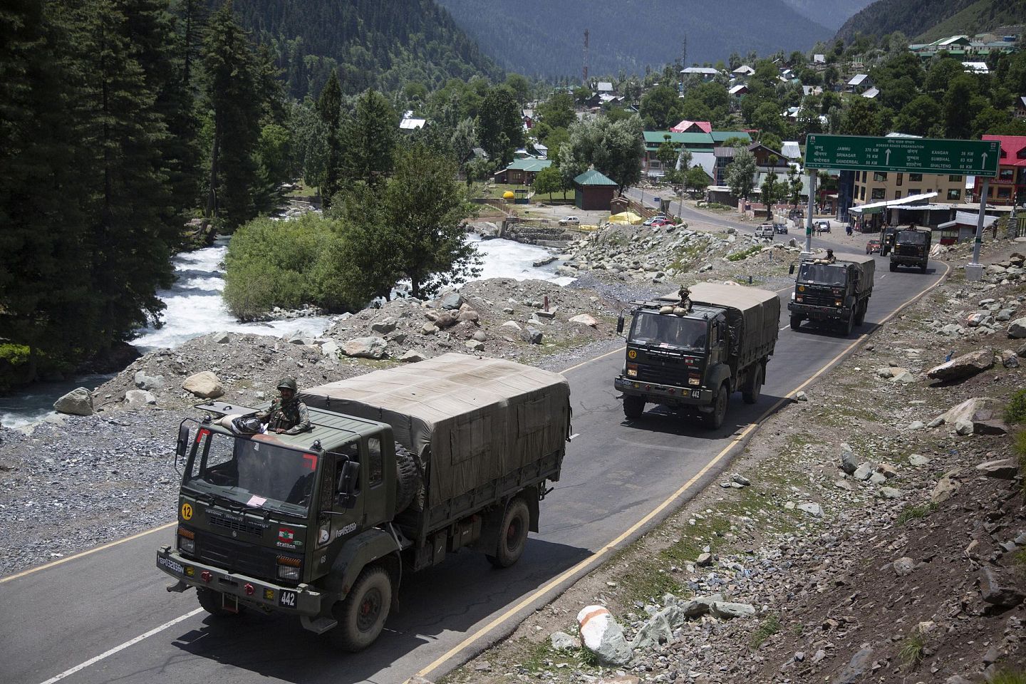 2020年6月17日，一支印度军队车队行驶在拉达克公路上。（AP）