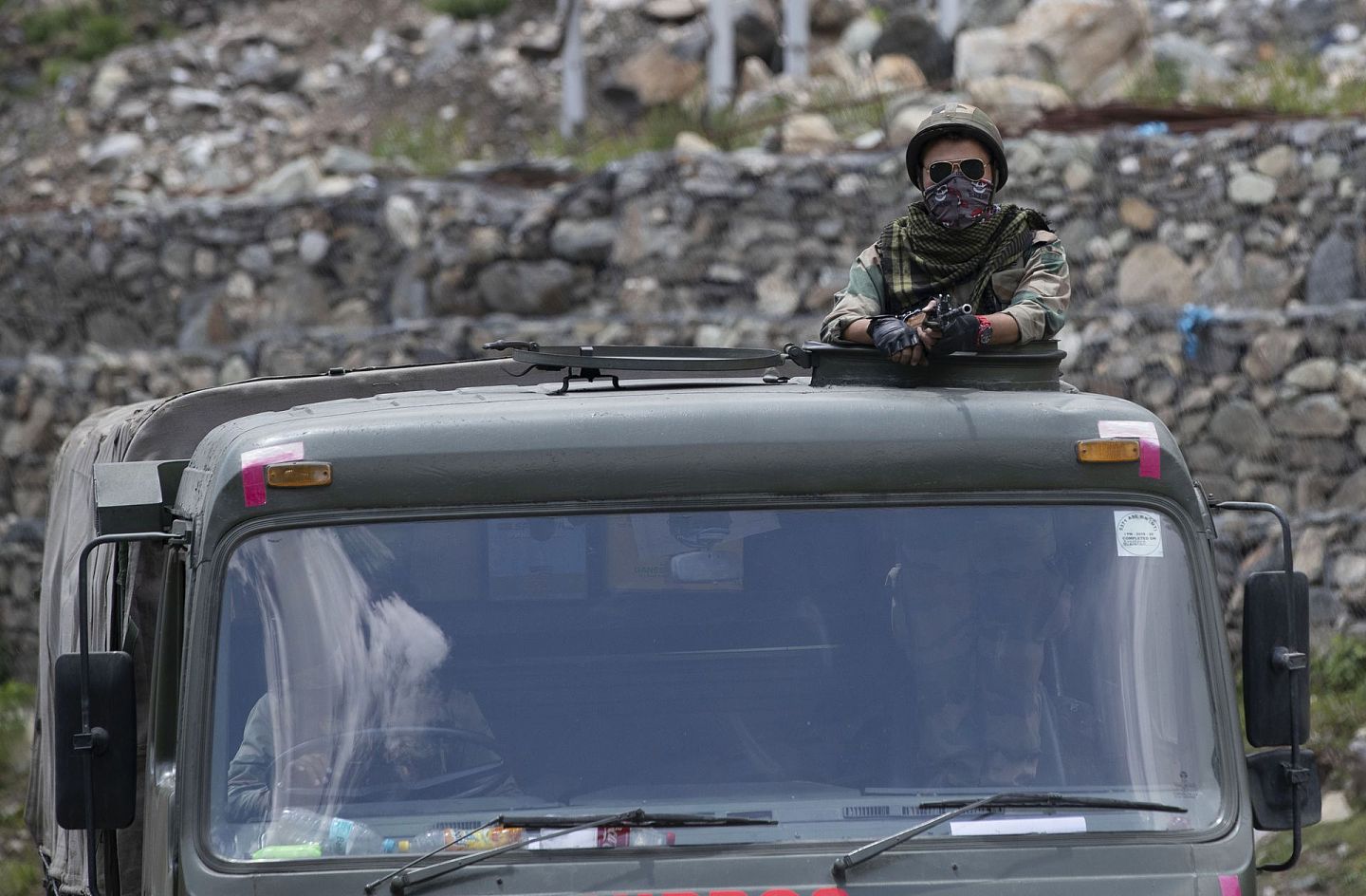 2020年6月17日，中印边境地区，一名印度士兵守卫在一辆汽车上。（AP）