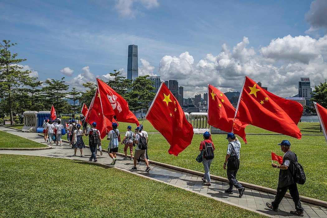 上周二，在港区国安法生效前几小时，支持国安法的示威者，其中一些人举着中国国旗。