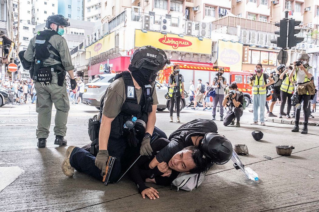 警方上周三在铜锣湾区逮捕一名抗议者。上周三是香港主权从英国回归中国的周年纪念日，当天有数百人被逮捕。