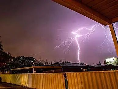 30万次+雷击怒袭西澳 ！暴雨、强风、潮湿天气，将会一直持续到后天 - 4