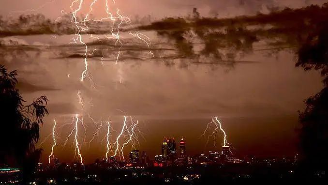 30万次+雷击怒袭西澳 ！暴雨、强风、潮湿天气，将会一直持续到后天 - 6