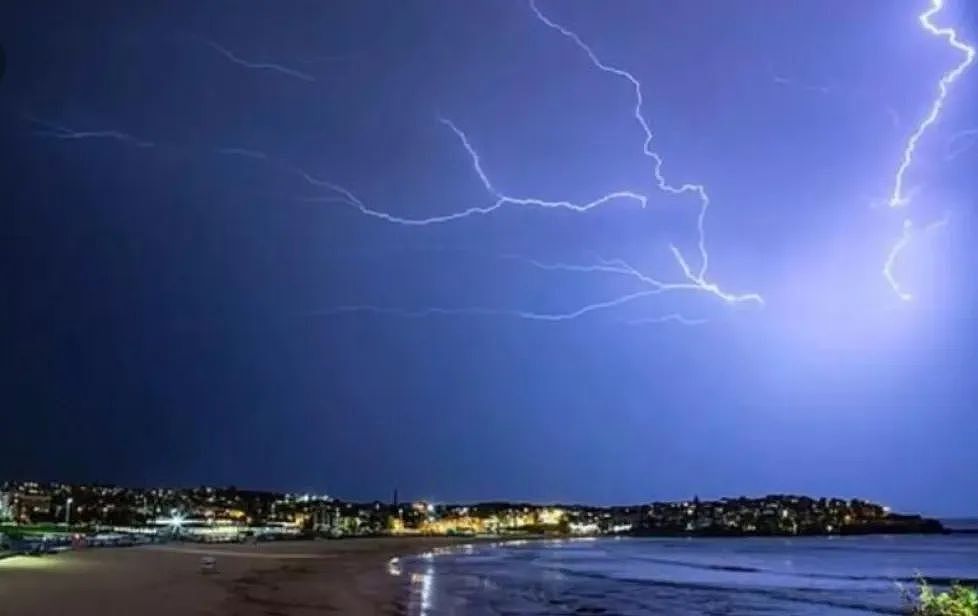 30万次+雷击怒袭西澳 ！暴雨、强风、潮湿天气，将会一直持续到后天 - 5