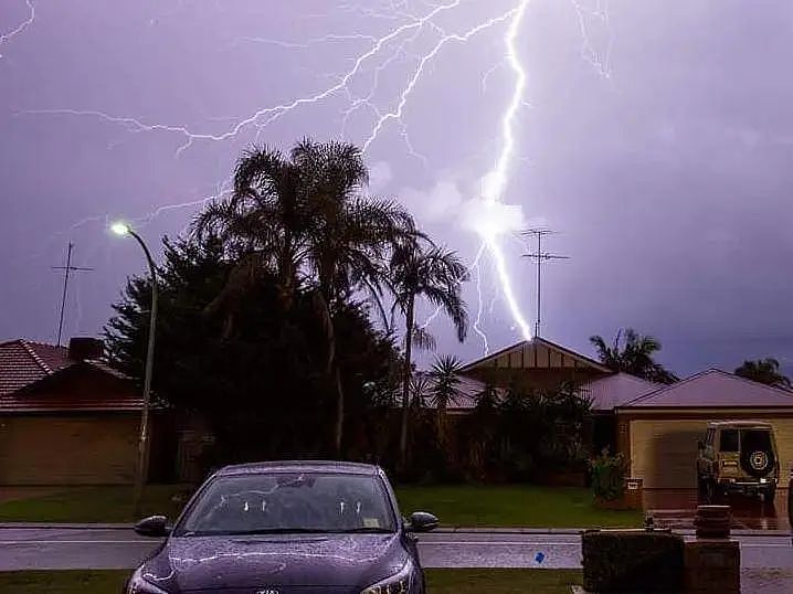 30万次+雷击怒袭西澳 ！暴雨、强风、潮湿天气，将会一直持续到后天 - 7