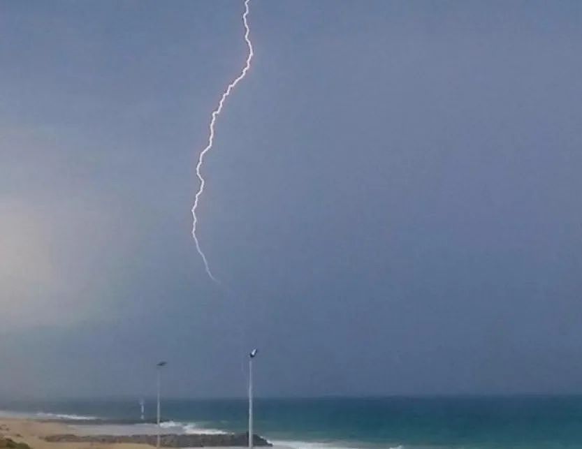 30万次+雷击怒袭西澳 ！暴雨、强风、潮湿天气，将会一直持续到后天 - 8
