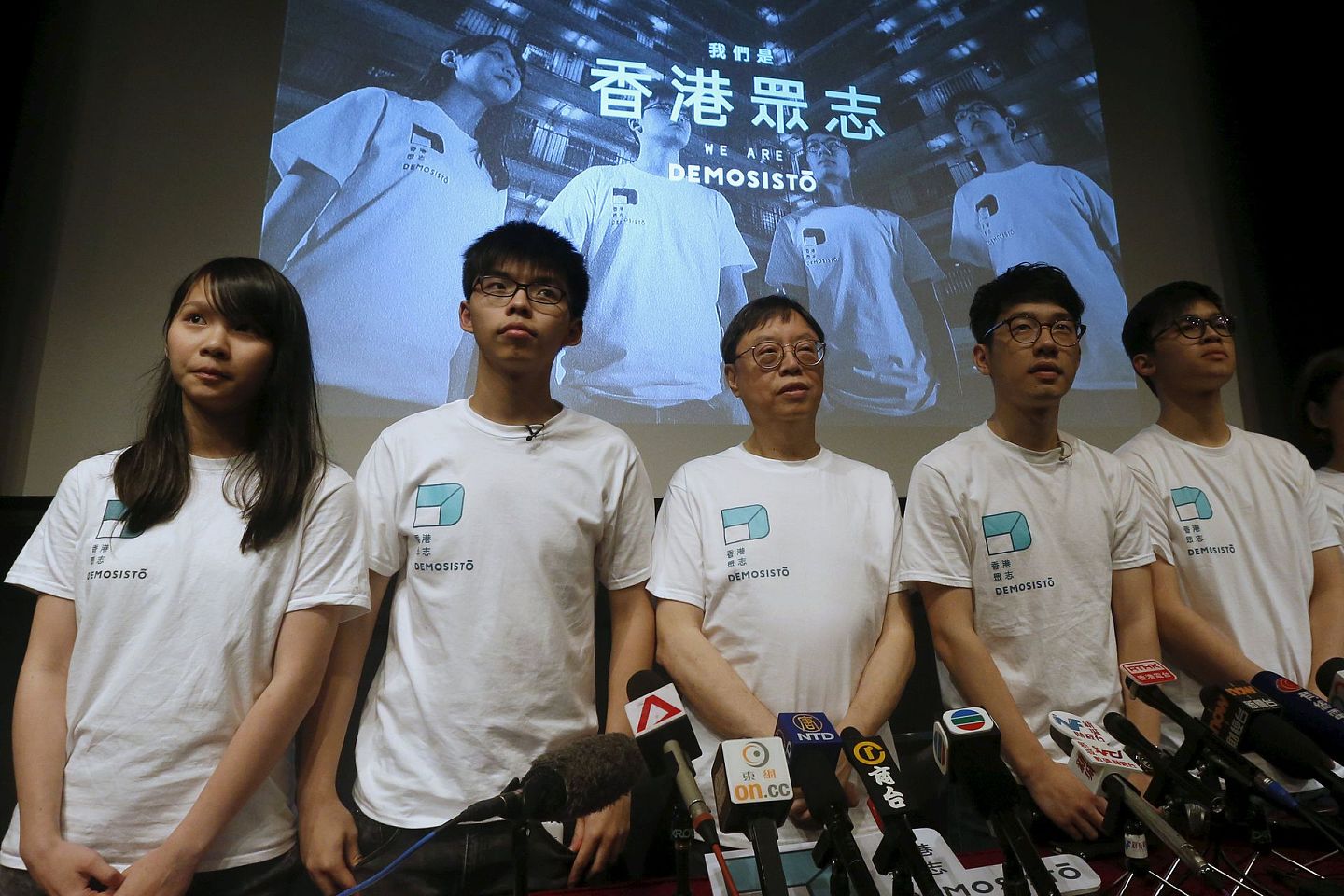 香港众志党成员周庭（左一）、黄之锋（左二）、罗冠聪（右二）等人出席活动照片。（Reurers）