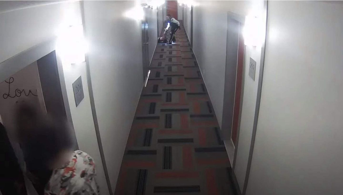视频显示，加拿大警察布朗宁正将这名女生王某拖出房间。（YouTube@NWES 1130视频截图）