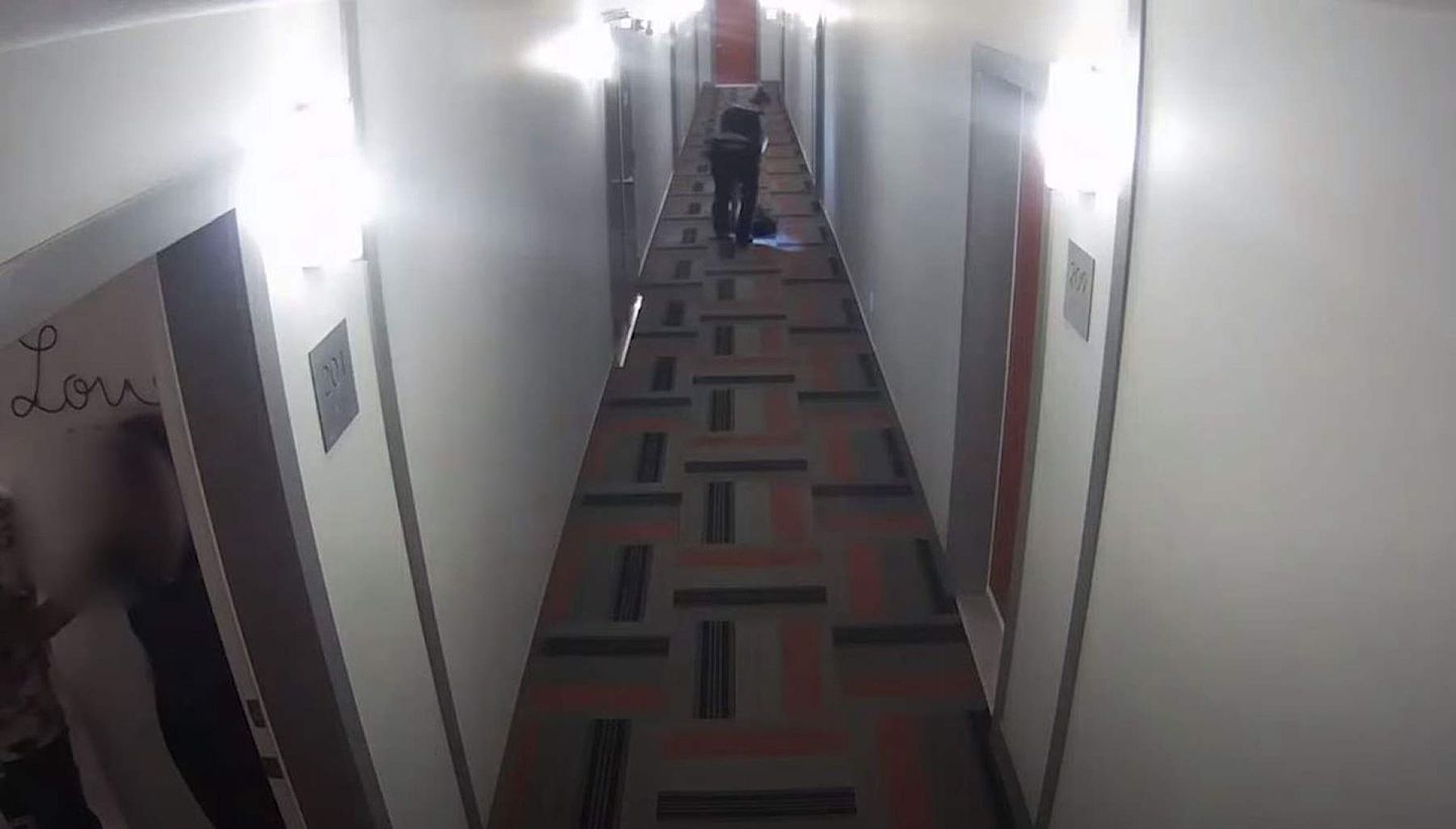 王某当时仅穿着内衣，警察布朗宁依然将她拖出房间。（YouTube@NWES 1130视频截图）