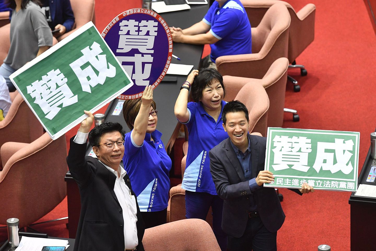 2017年曾撒面粉、抛水球抗议蔡政府“前瞻计画”的国民党，如今为让其执政的地方政府，可分食前瞻计画的预算大饼，也对此预算案的续命高举赞成票。图为7月2日在台湾立法院，蓝绿立委共同高举赞成，支持通过第二期前瞻计画特别预算案。（中央社）