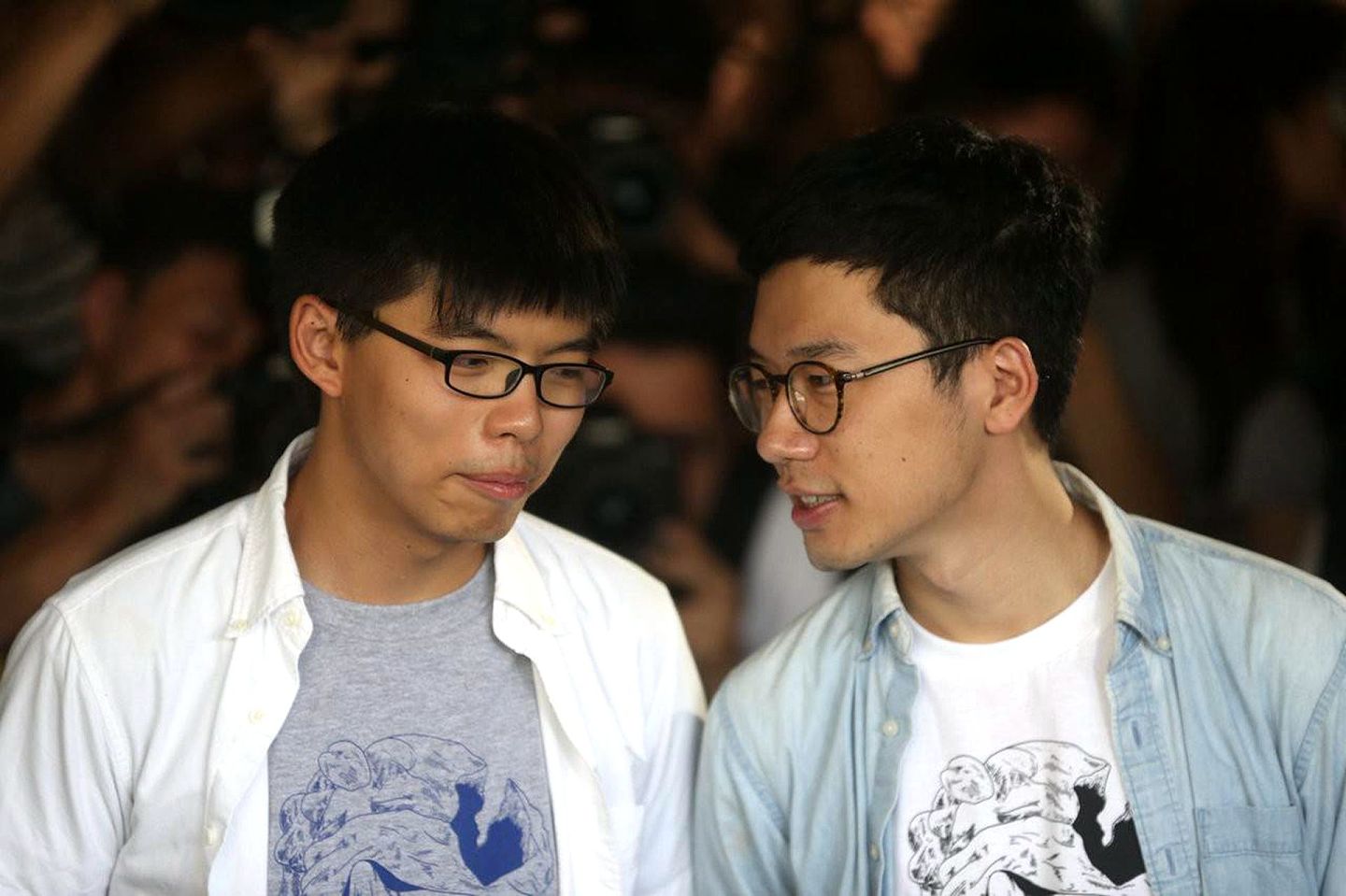 在“香港众志”解散后，网民纷纷怀疑黄之锋（左）和罗冠聪等人夹带钱款私逃，故要求他们尽快说明所得金钱的去向。（HK01）