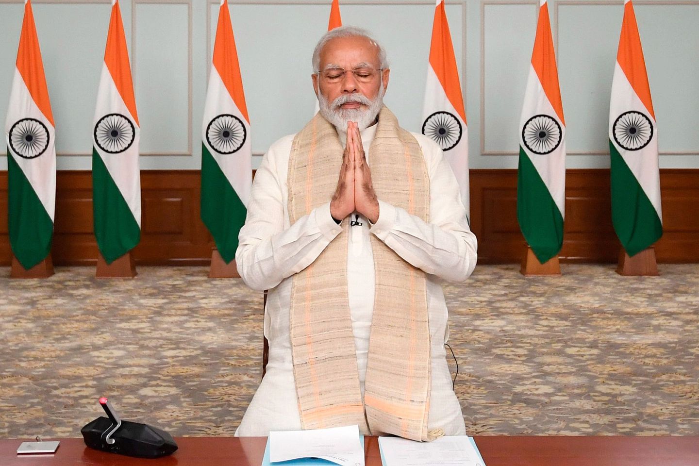 2020年6月17日，印度总理莫迪在与印度首席部长们举行视频会议时，向在拉达克地区丧生的印度士兵默哀。（AP）
