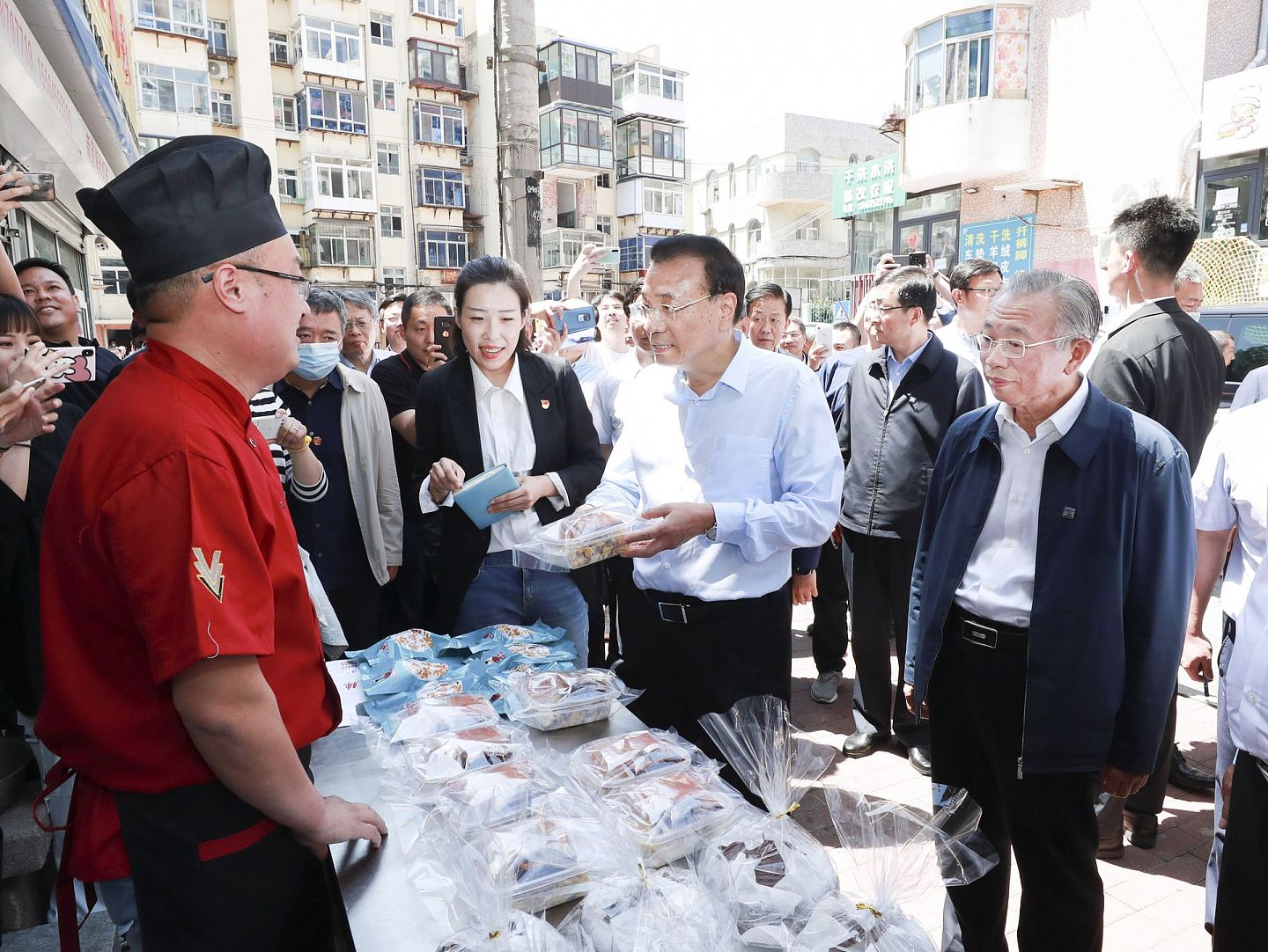 这是6月1日，李克强在烟台市东园街沿街商铺了解个体工商户经营状况和面临的困难。（新华社）