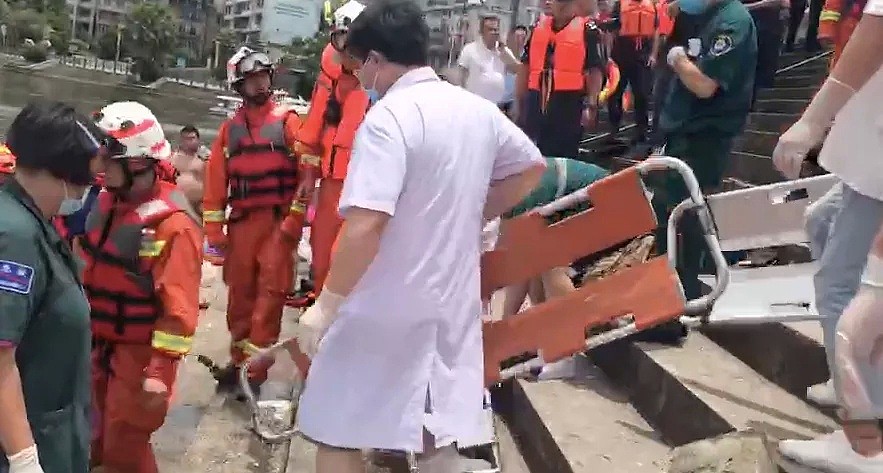 心碎！贵州一公交车冲进水库，已致21死16伤， 幸存者：未发现公交车司机行为异常（视频/组图） - 3
