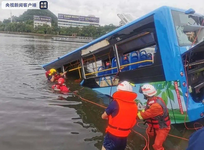 心碎！贵州一公交车冲进水库，已致21死16伤， 幸存者：未发现公交车司机行为异常（视频/组图） - 8