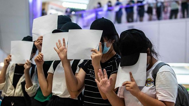 近日香港示威者多次在街头举起白纸，批评《国安法》打击言论自由，部分人因举白纸聚集被捕。