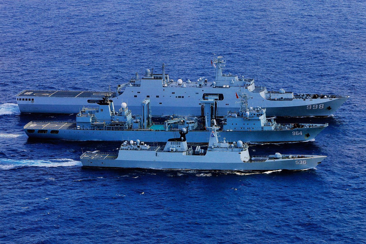 图为中国海军舰船编队航行。（鼎盛军事）