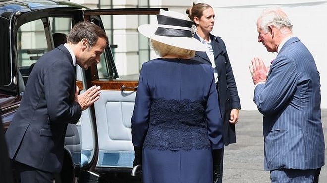 查尔斯王子夫妇迎接来访的法国总统马克龙