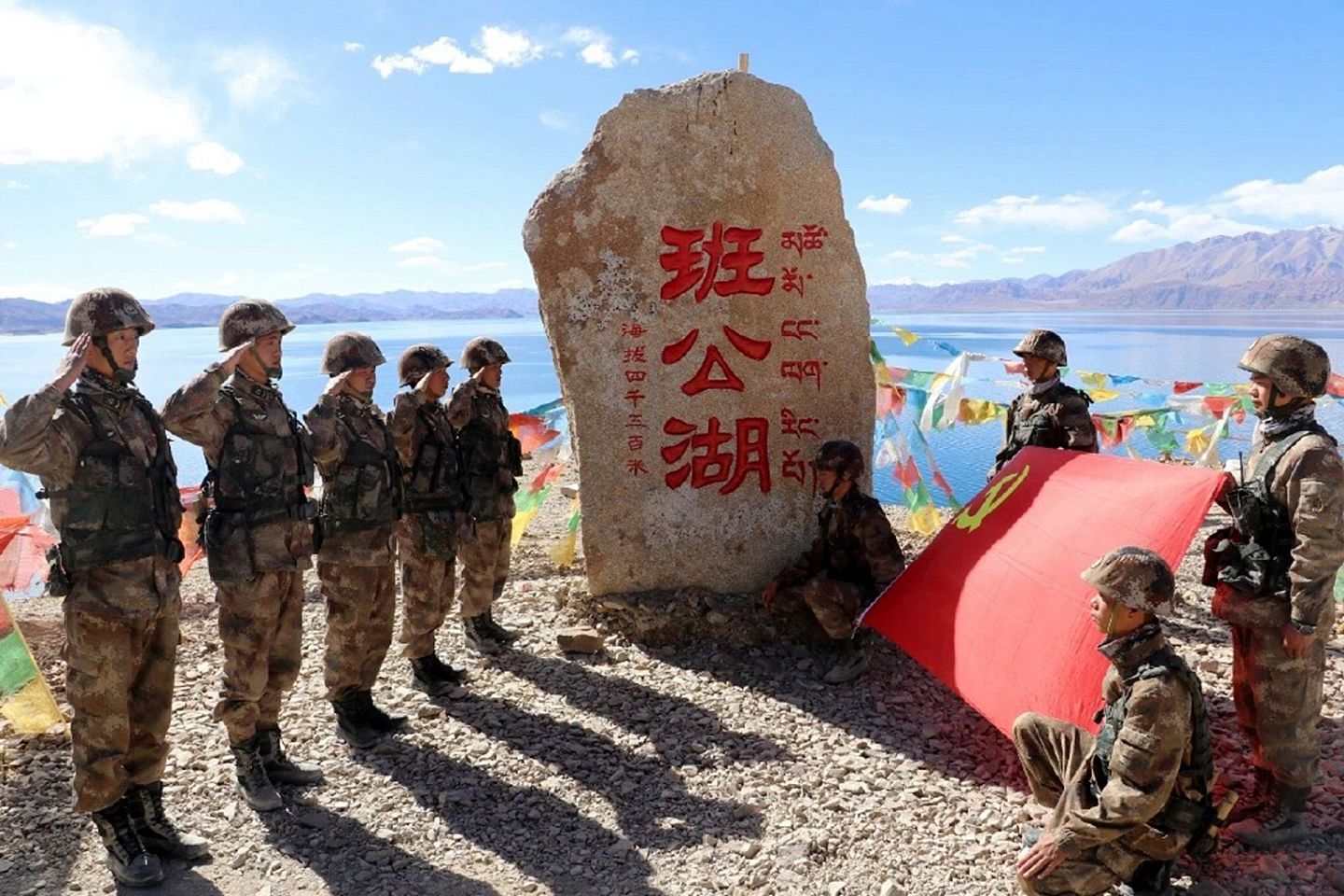 中印冲突后，解放军在班公湖建立碉堡和雷达设施，以强化控制。（微博@南海的浪涛）