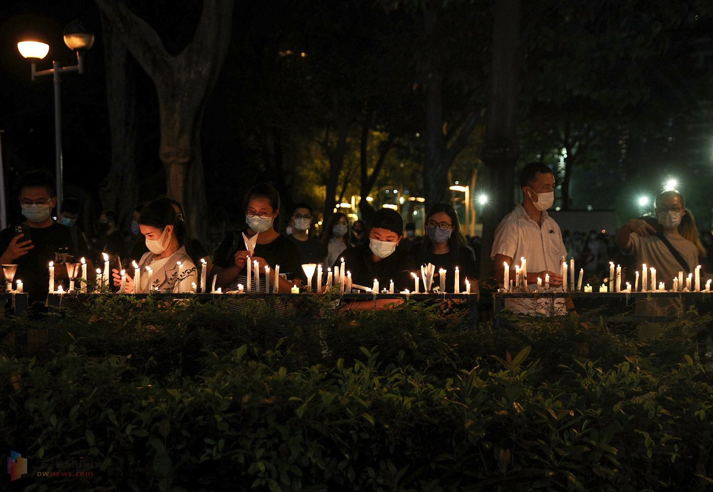 6月4日，香港维园里巿民亮起烛光，悼念“六四”。（HK01）