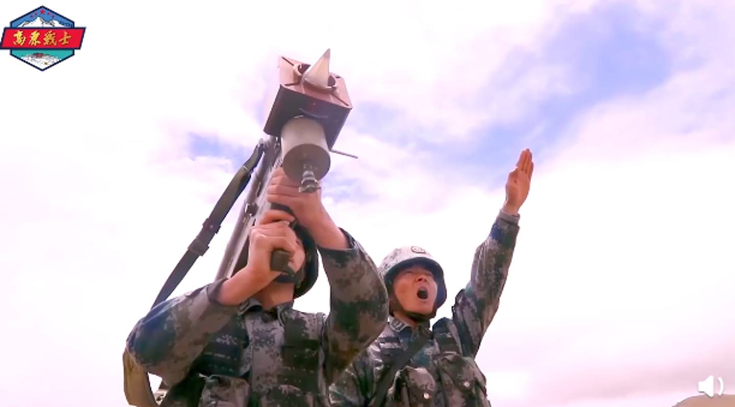 在高原山地演练时，解放军官兵们利用多种火器进行实弹射击。 （微博@高原战士）