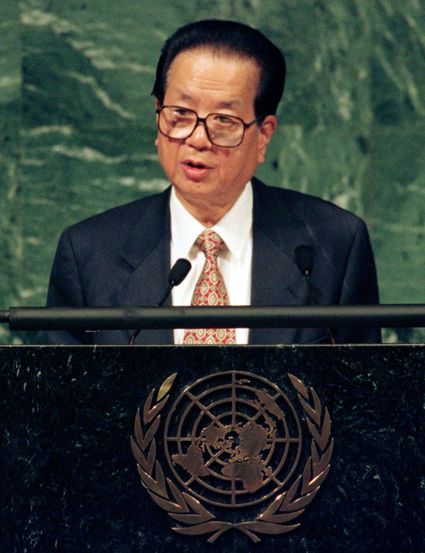 钱其琛曾作为中国外交部发言人主持了第一场新闻发布会，这是中国外交部新闻发言人制度的开始。图为1997年9月24日，时任中国外交部长钱其琛在纽约联合国总部第五十二届联合国大会上致辞。（Reuters）