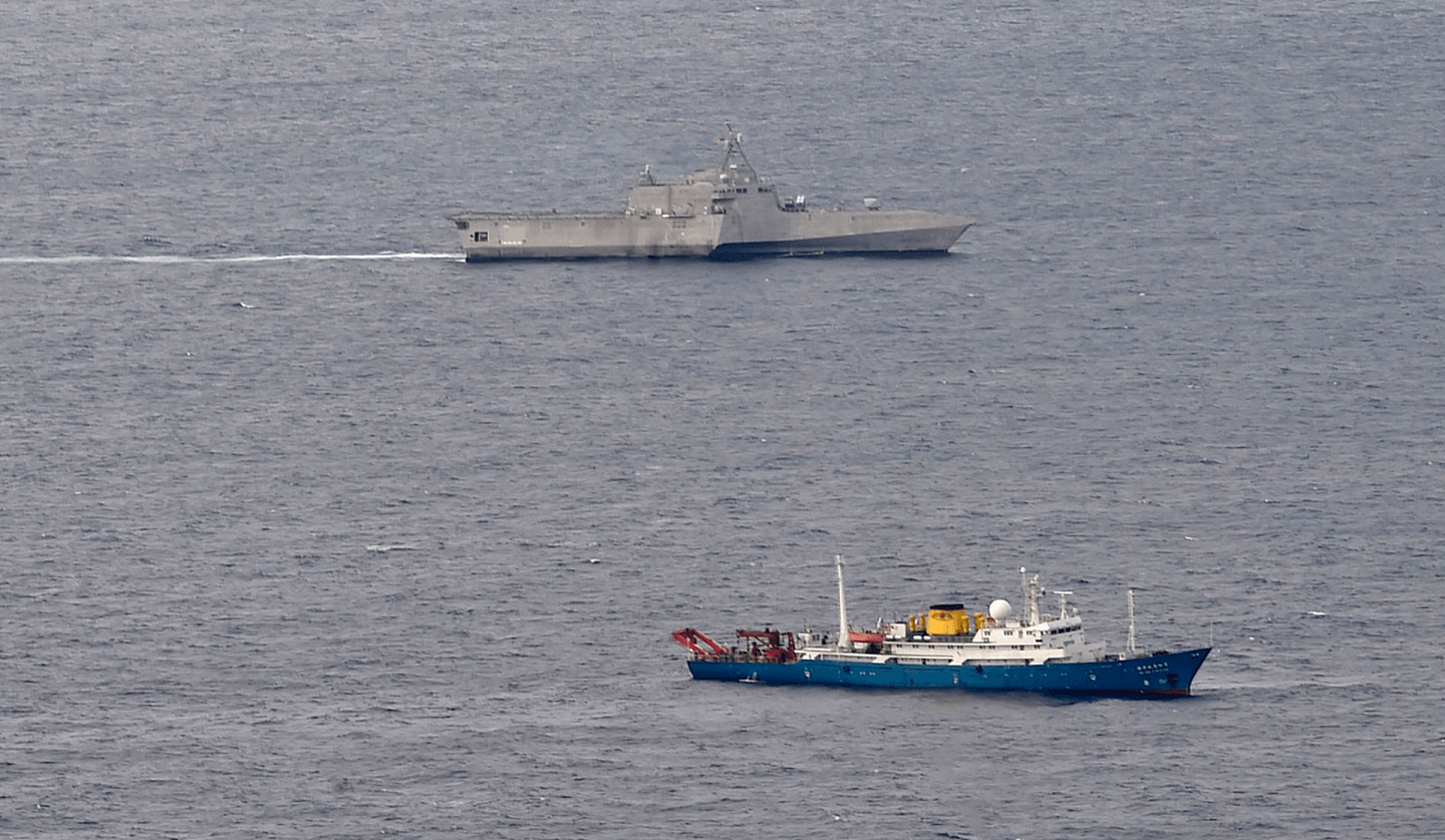 在美国太平洋舰队发布照片中，“吉福兹”号濒海战斗舰在南海开展航行活动，发现一艘中国科考船。（Facebook@USPacificFleet）