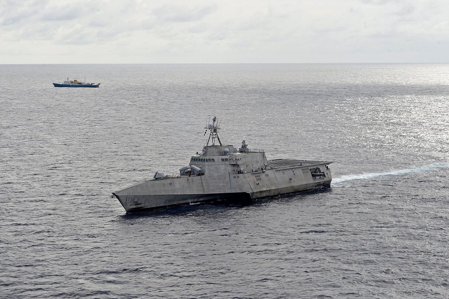 中国媒体披露，与“吉福兹”号濒海战斗舰在南海相遇的是中国“海洋四号”远洋科学考察船。（Facebook@USPacificFleet）