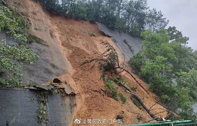 湖北黄冈山体滑坡致9人被埋！还有500多名高考生被困，突围场面壮观（视频/组图） - 1