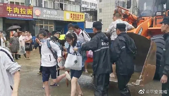 湖北黄冈山体滑坡致9人被埋！还有500多名高考生被困，突围场面壮观（视频/组图） - 7