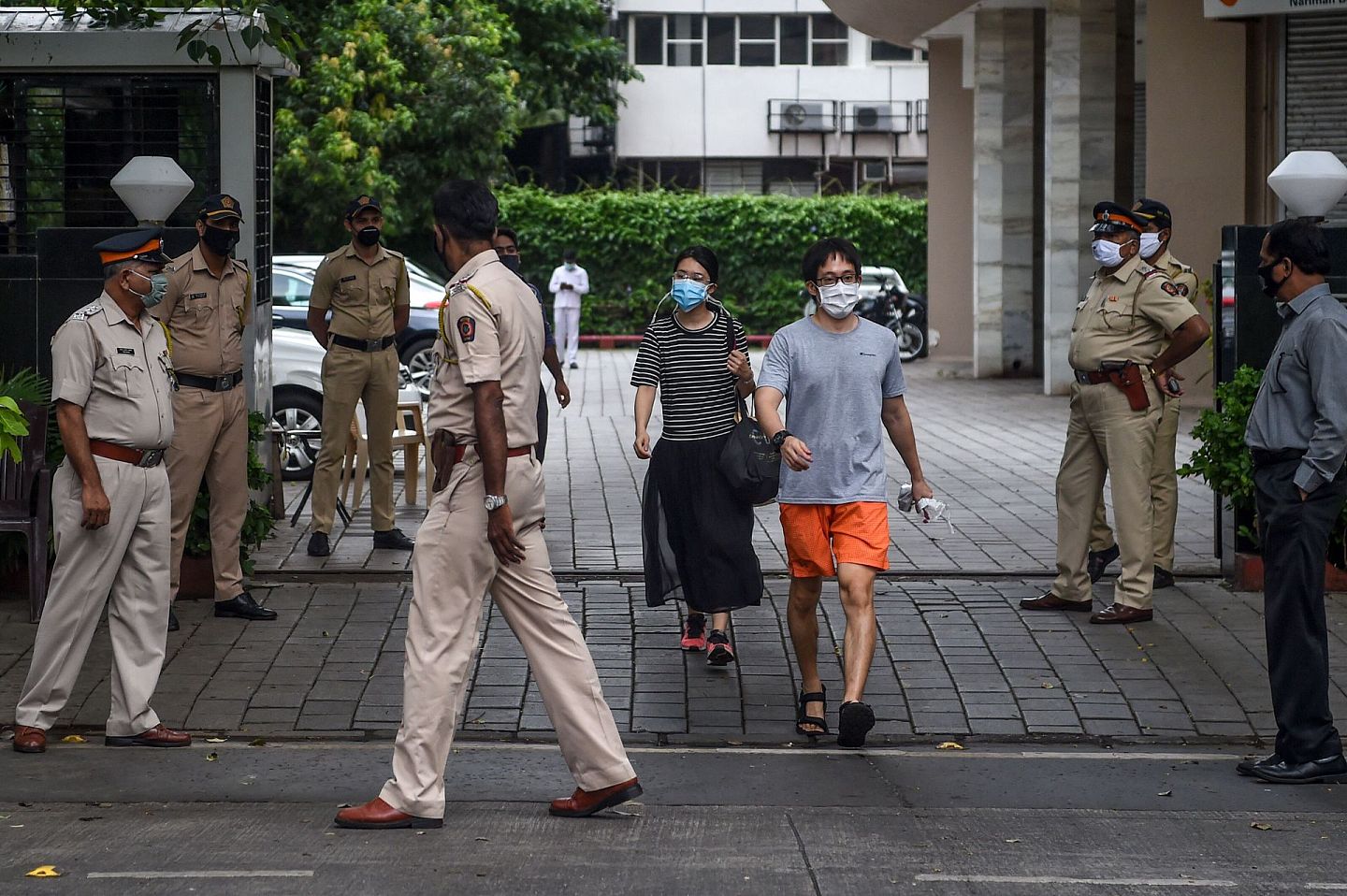 6月17日，中国驻孟买总领事馆加强警戒，警方设置路障，并额外部署人员。（Getty）
