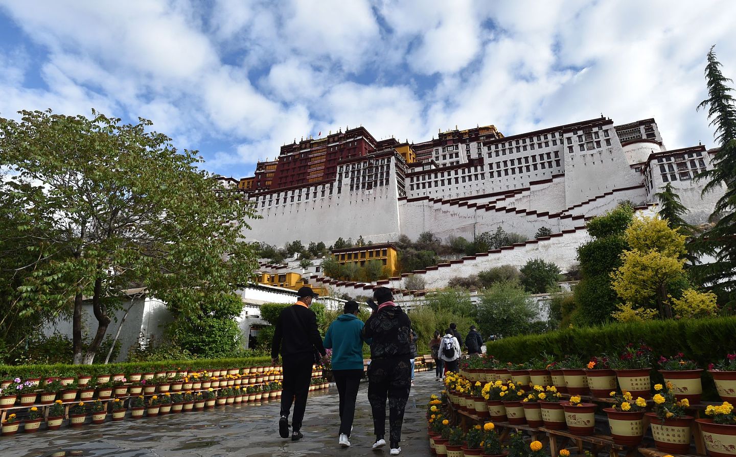 西藏每年都会接待大量外国游客和各界人士。新冠肺炎疫情后，西藏的布达拉宫已有序恢复对外开放。（新华社）