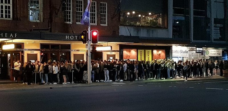 数百悉尼民众无视社交疏离令，在酒吧外排起长龙！网友：悉尼距离“封城”不远了（组图） - 2