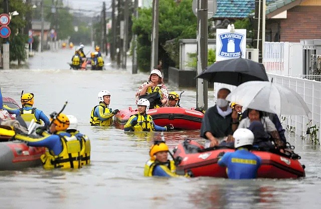 疫情加剧的日本祸不单行，大半个岛国又被“浸泡”在了洪水中...（组图） - 1