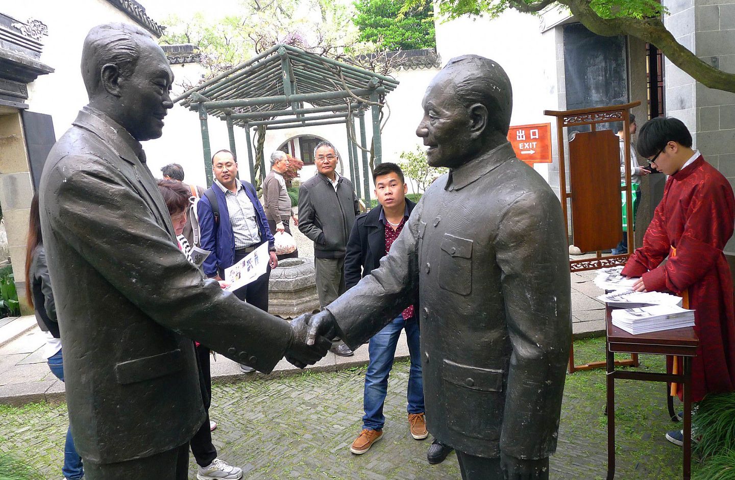 2015年4月10日，江苏苏州艺术展上，邓小平和新加坡国父李光耀的雕塑成为焦点。（VCG）